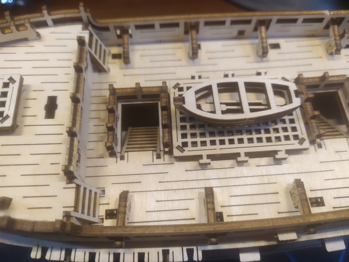 Теперь мачты и бушприт. Тут надо внимательно смотреть в инструкцию, установка у всех отличается.