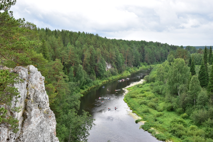 В летний период Чусовая - магнит для любителей водных сплавов. В прежние годы туристов было не очень много, однако теперь на реке всегда пробки. Очень часто можно встретить целые плоты, на которых стоят столы и жарятся шашлыки.