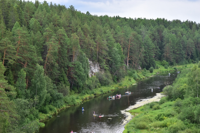 Течение реки довольно медленное, и отдыхающие могут спокойно любоваться красотами. Хотя иногда в воде попадаются коряги , поэтому лучше держаться ближе к центру русла.