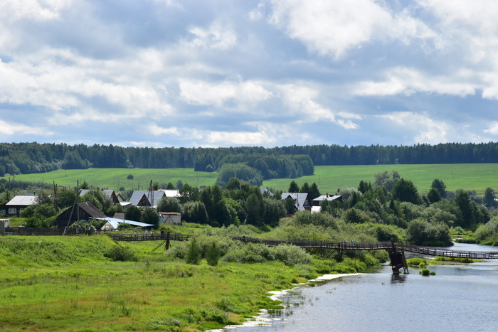Для пешего прохода существует лишь один подвесной мост, связывающий две половины поселения, но и он уже еле справляется с постоянным потоком туристов. Опоры моста перекошены, в полу много дыр.