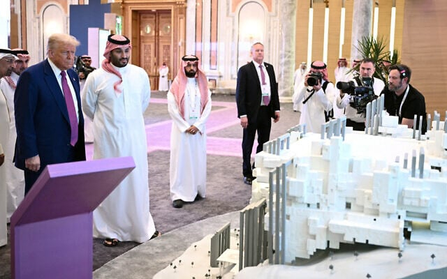 Президент США Дональд Трамп (слева) и наследный принц Саудовской Аравии Мухаммед бин Салман (второй слева) осматривают экспонаты в Международном конференц-центре короля Абдель Азиза во время Саудовско-американского инвестиционного форума в Эр-Рияде.