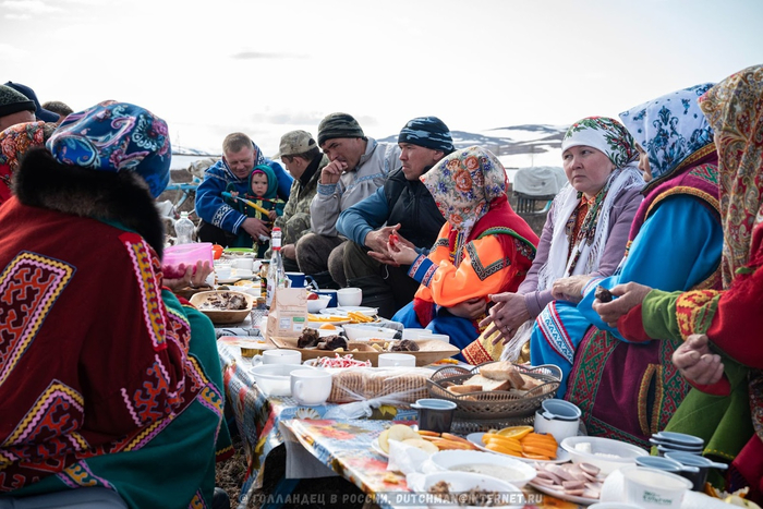 Я уже не первый раз в гостях у оленеводов и знаю, что всегда хорошо брать подарки. Они далеко от городов живут, и даже небольшой подарок может дать радость.