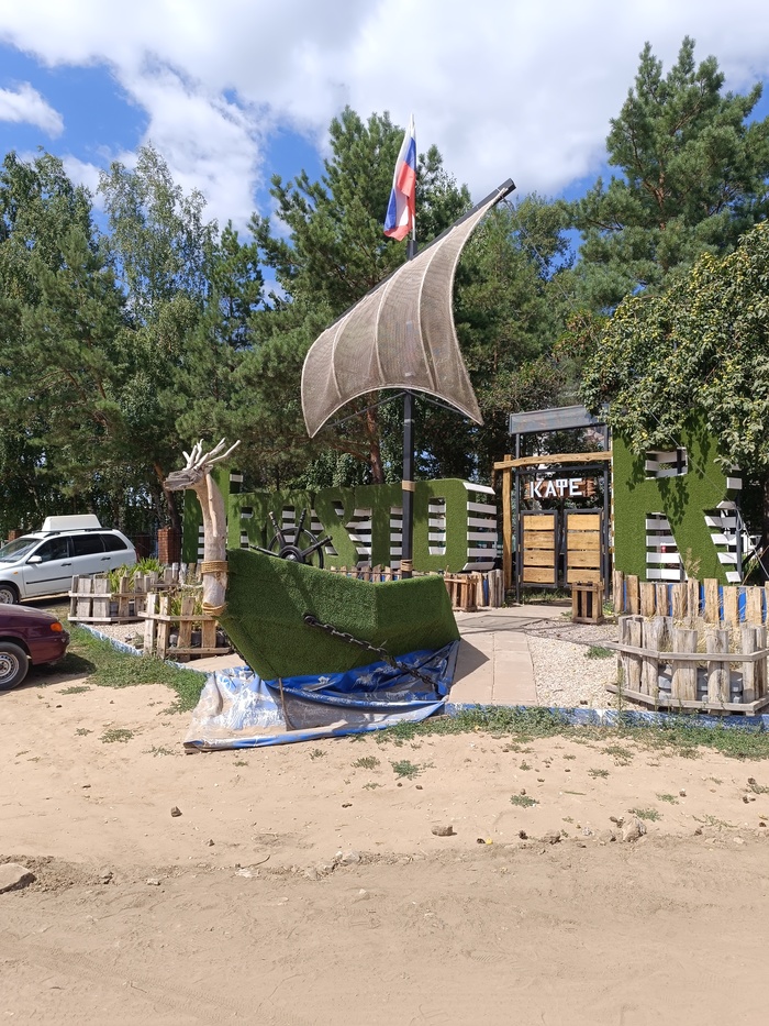 Интересная скульптура у кафе