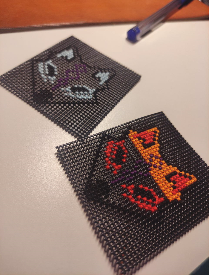 Схема лисы была взята с пиксель картинки в интернете. Вышивка на черной пластиковой канве (14каунт).