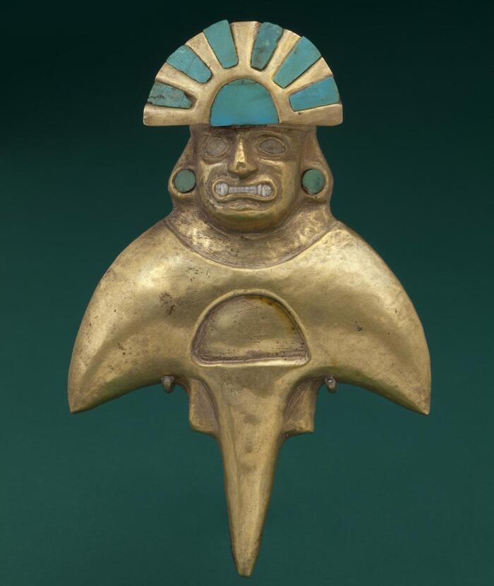 Подвеска с изображением божества с телом ската. Перу, цивилизация Моче, 100–800 гг. н.э.