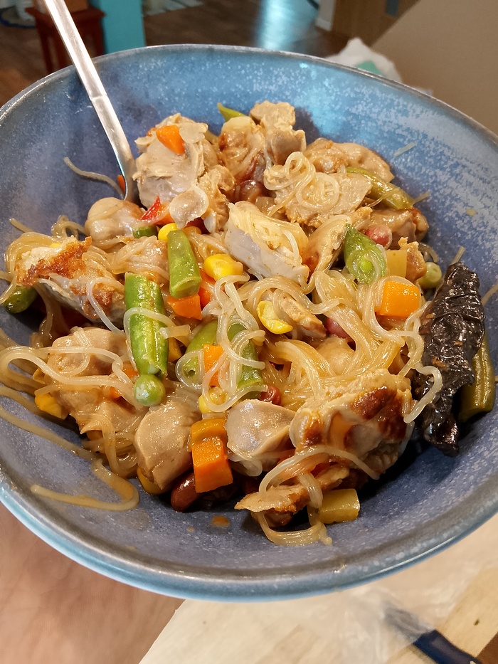 А здесь уже все готовченко, и сверху занесена рука с зеленью - лучок, кинза или петруха, укроп, - все, что нашлось под рукой. Кунжутику добавить чуть не забыл.