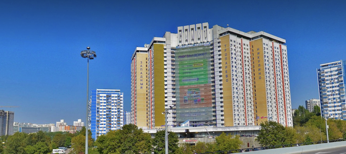 Здание гостиницы "Салют" в 2024 году. Она в целом сохранила свой оригинальный облик и название. Сейчас отель имеет 4 звезды.