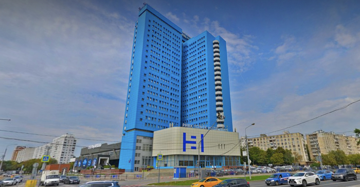 Здание бывшей гостиницы "Молодёжная" в 2024 году. Теперь отель имеет 4 звезды и называется "Парк Тауэр". Как видите, тут обновили отделку.