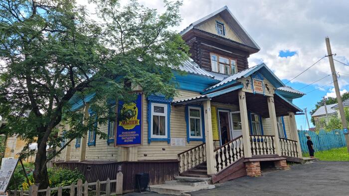 За самым громким названием в городе скрывается тихий и уютный дом.