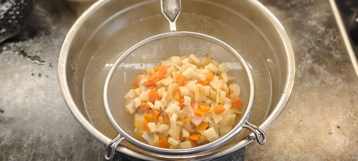 Готовый бульон процеживаю