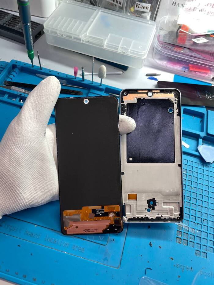 Разбилось стекло на Xiaomi Redmi Note 13 4G, но дисплей цел - поэтапно показываем, как сэкономить на ремонте