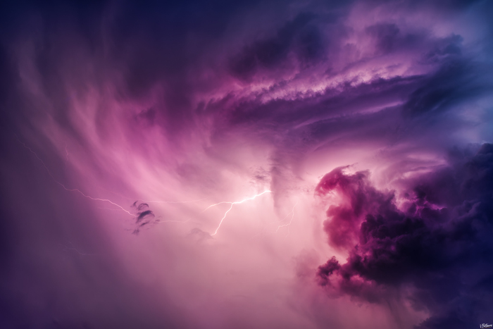 Удачно поймал с балкона, одиночный кадр