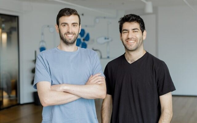 Нив Браун (справа) и Алон Трон, соучредители израильского стартапа в сфере кибербезопасности Noma Security. (Омер Хакоэн)