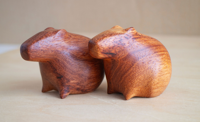 Древесина - Пахилоба (причём из одного бруска, так она темнеет со временем)