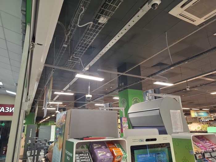 Пример корявого подключения аварийного освещения. На месте инженера я бы заставил переделать, как минимум должно быть на одном уровне.