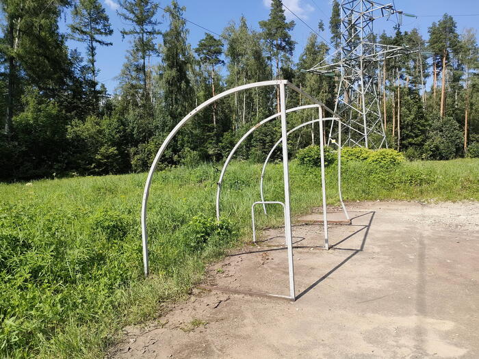 Велостоянка вблизи ЛЭП