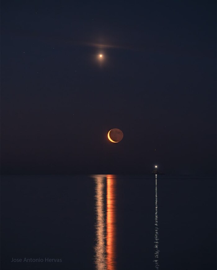 Объекты в небе иногда отражаются в воде в виде линий, но почему?