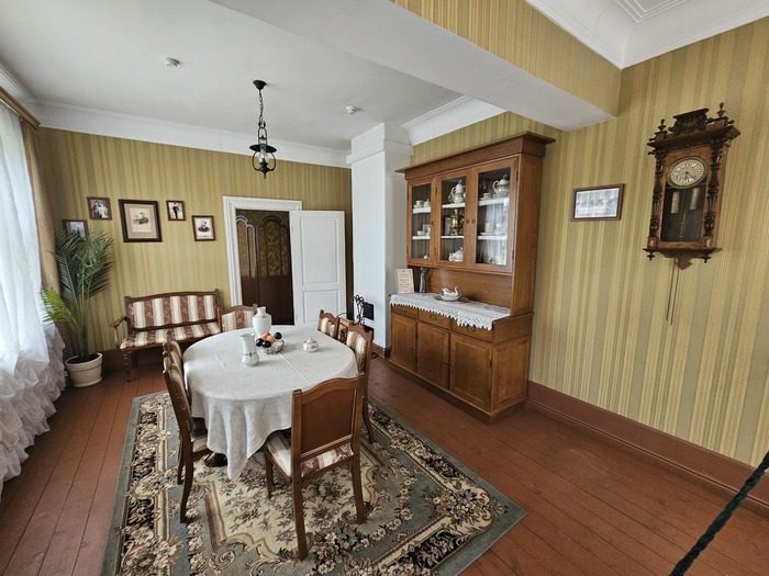 И служебная квартира. во второй половине. Не шиковало начальство)