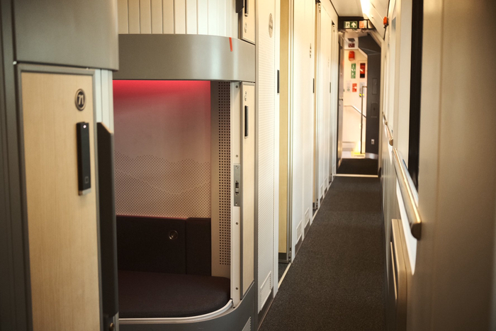 Личное пространство с запираемой дверью (доступ по NFC-карте).