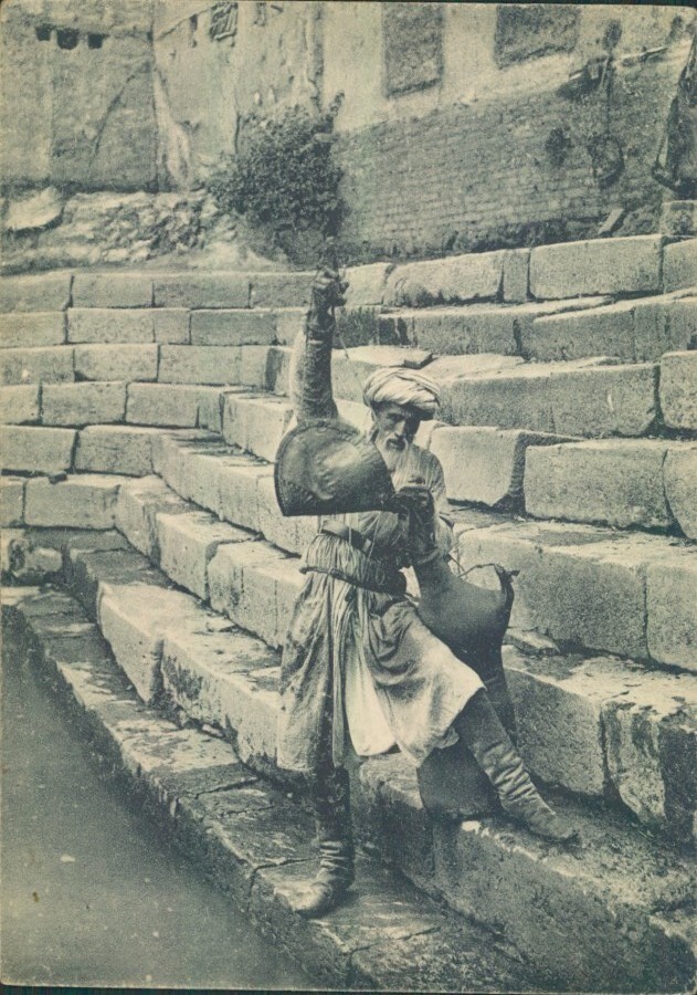 Бухара. Водонос у хауза. 1917 - 1920 гг.