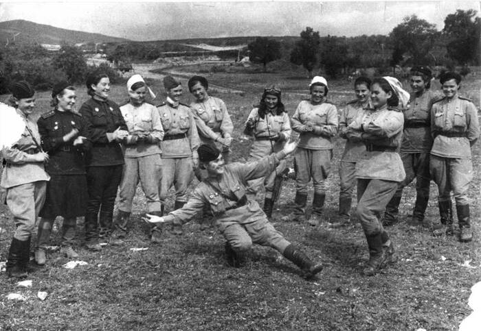 Новороссийск взят - девчонки танцуют. Сентябрь 1943