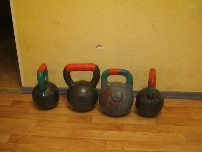 Коцка на стене— это у меня двухпудовка сорвалась в рывке.