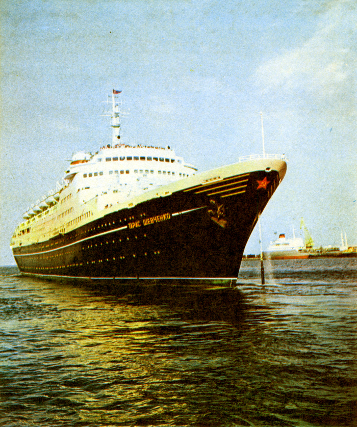 Теплоход Тарас Шевченко заходит в порт. 1970 год.