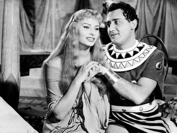 Софи Лорен (родилась в 1934) - Две ночи с Клеопатрой (1954)
