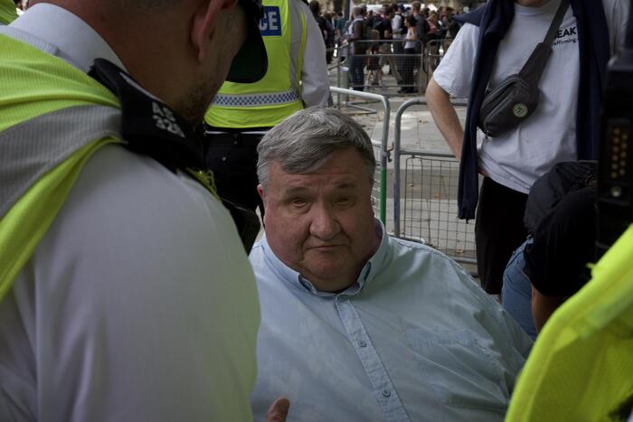 В Лондоне среди 500 человек арестовали даже слепого в инвалидной коляске на протесте «Действия в Палестине», возлюби же евреев насильно! Политика, Фотография, Лондон, Палестина, Евреи, Видео, Вертикальное видео, Короткие видео