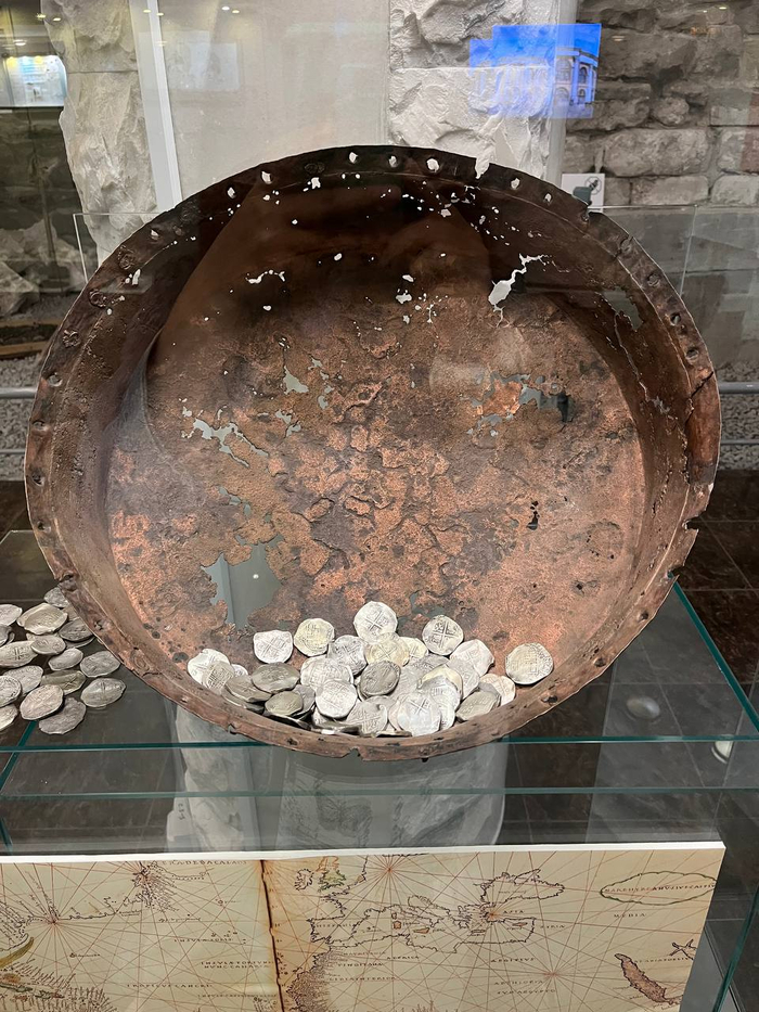 Испанский клад (с испанскими монетами) , найденный в Ипатьевском переулке в 1970 году. Клад был сокрыт в 1630-е годы.