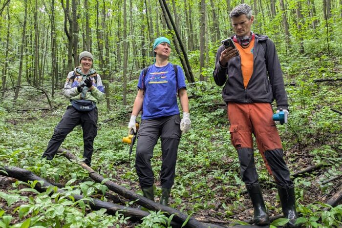Марина Булатова, Надежда Потапская и Петр Якубсон по пути на расчистку зарослей малины в Яблоневом Овраге