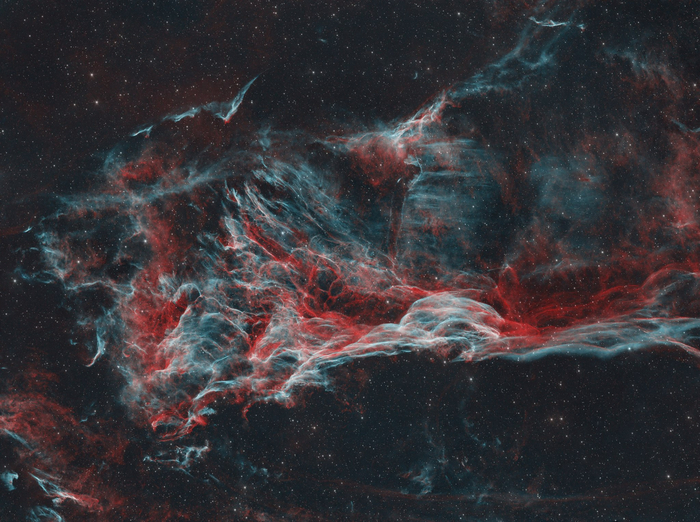 Очередная часть обширной туманности Вуаль в созвездии Лебедь, этот кусочек называется - Треугольник Пикеринга и имеет номер - NGC 6979. Примерно 5000—8000 лет назад взорвалась какая-то звезда примерно в 2400 св. лет назад, оставив облака пыли.