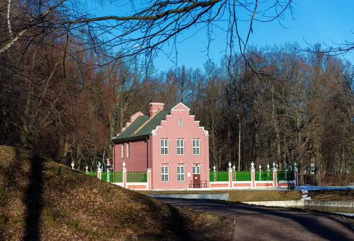 Издалека кажется, что стены выполнены из розового кирпича. Однако это роспись по штукатурке под кирпичную кладку.