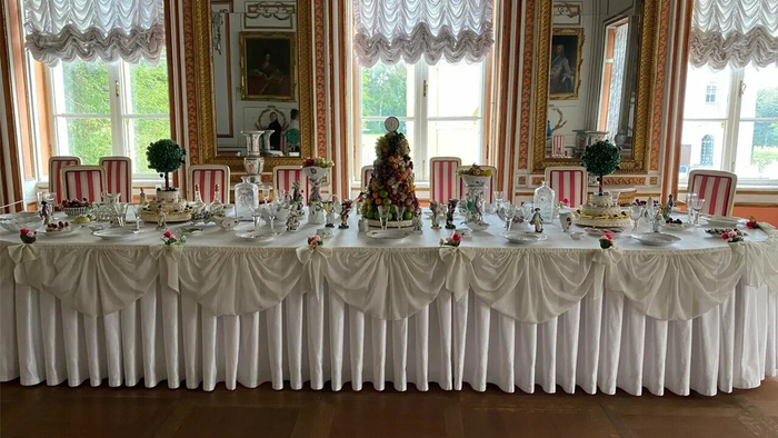 На праздничном столе привлекают внимание функциональные керамические фигурки и изящная посуда.