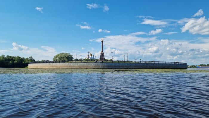 Место слияния Волги и Которосли. Легендарная "Стрелка", сердце города.