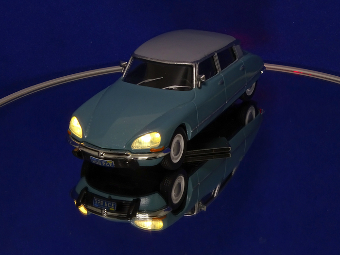Рис. 11. Электрифицированная модель автомобиля Citroen DS21 из детективного сериала «Менталист» с горящими фарами и задними фонарями