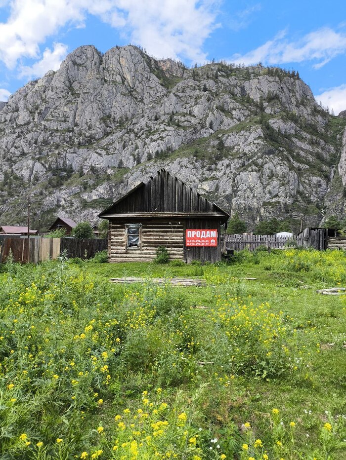 Таких домов с вывеской о продаже около семи. Позади - гора Кыс-Таш, девичья гора.