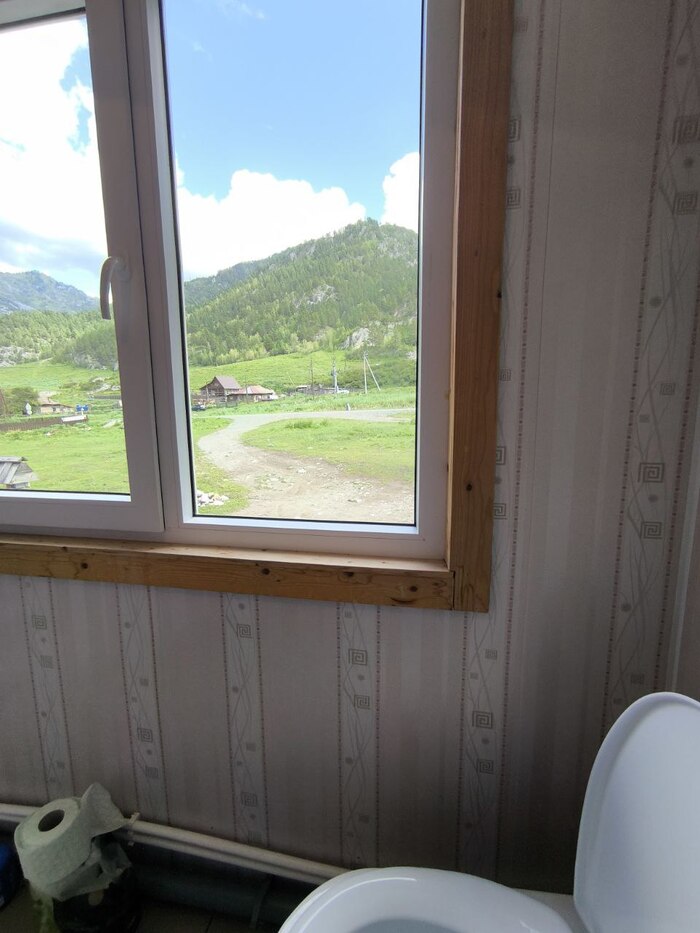 Если что, там есть рулонная штора, можно загородиться от мира.