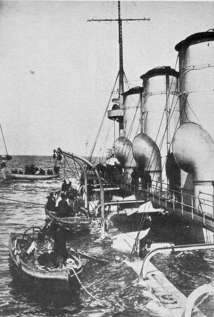 Водолазы проводят подъём крейсера «Меджидие». Одесса, май 1915 года