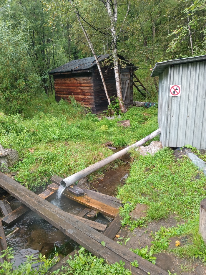 Те самые радоновые воды. Думаю со временем и там наведут красоту и порядок. По пару от воды видно, что вода довольно горячая 🥵