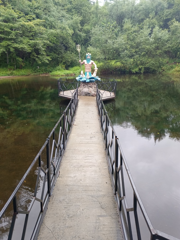 На территории есть озеро с рыбками 🎏