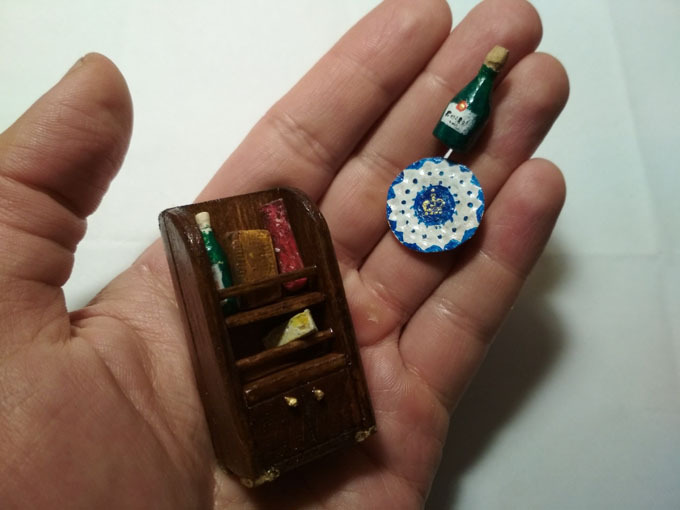 Блюдо императорсксага фарфору, хлеб, сыр, колбаса и пара бутылок вина.