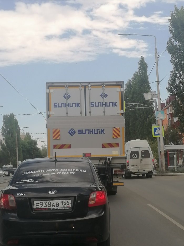 Что за надпись на машине?