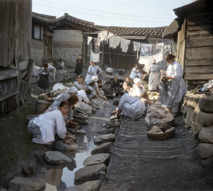 ��������: James Dearden Holmes.