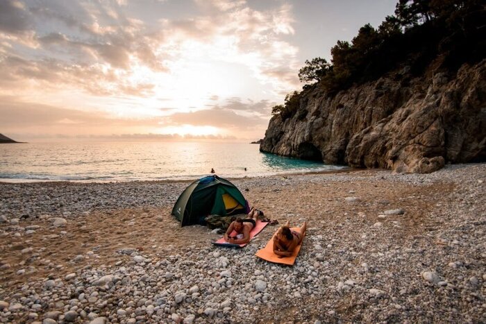 Одна из бухточек в районе Каша. Видно хвою на скалах и две стенки залива с обоих сторон спляжа