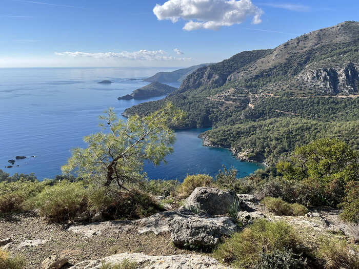Вид с Ликийской тропы на остров Гемилер. Белая точка в протоке по центру -наша яхта. За спиной фотографа -хвойный лес и участок Ликийской тропы