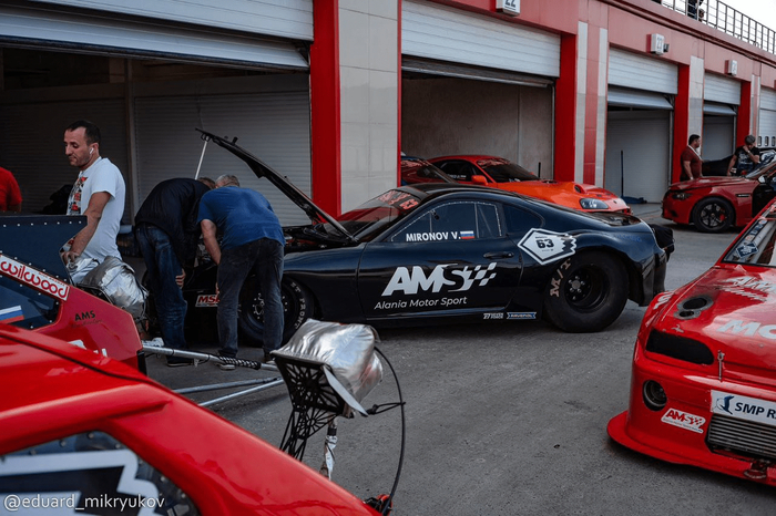 Профессиональных гонщиков в России — человек 100 максимум. Те, кто участвует в официальных чемпионатах: ЮГ, Сибирь, Чемпионат России в Лужском. Все друг друга знают.