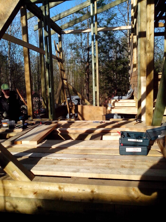 Тут дверной проем получше видно. Элементы каркасного домострокния таки применялись, местами и понемногу.