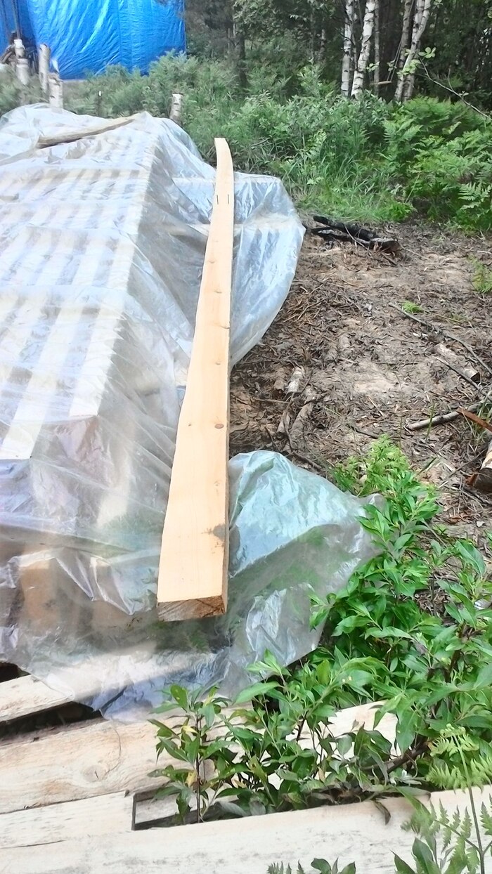 Доска из строймагаза. Помимо сабли, она ещё и гуляла в размере от 89 до 114мм(это в пределах одной доски🥲) . Вот такие вот дрова.