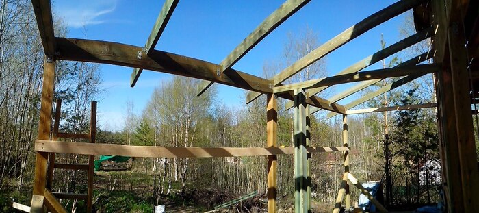 Тут есть и "ГАВР" и уже элемент из каркасного дома здорового человека - сдвоенная стойка под дверной проём.